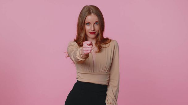 Mulher de negócios gananciosa mostrando gesto de figo, você não entendeu de qualquer maneira, sinal de recusa figo, fundo rosa - Foto, Imagem