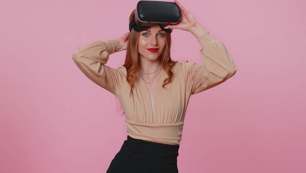 Дівчина використовує футуристичні технології VR шолом гарнітури, щоб грати симуляцію 3D відеоігри
 - Фото, зображення