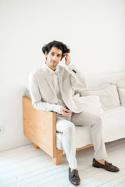 Plný portrét pohledného mladého muže v elegantním obleku pózování, móda - Fotografie, Obrázek
