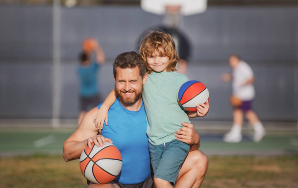Portrait of father and son playing basketball. - Foto, Imagen