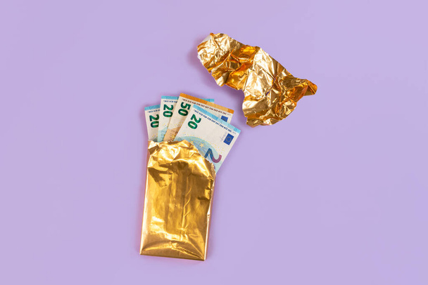 raha eurosetelit kultafoliopakkauksissa suklaasta - Valokuva, kuva
