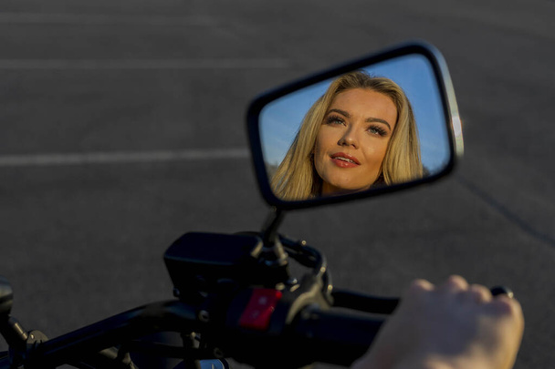 Upea blondi malli nauttii ulkona ajon aikana hänen moottoripyörä.  - Valokuva, kuva