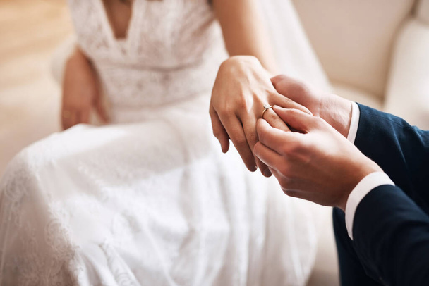 Sonsuzluğa. Tanımlanamayan bir damadın düğün sırasında karısının parmağına elmas bir yüzük takması.. - Fotoğraf, Görsel