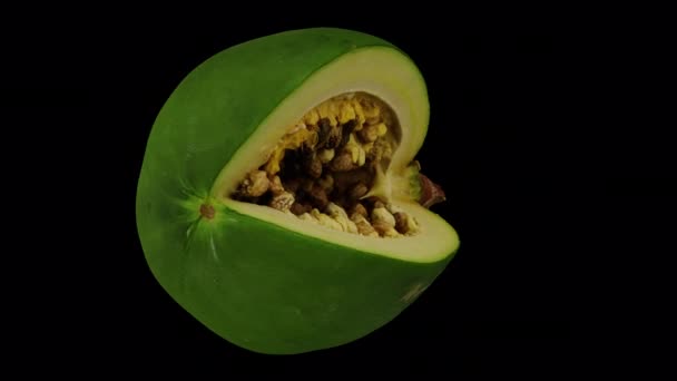Realistinen renderöinti kehruu leikattu vihreä (Kypsä) Papaija läpinäkyvällä taustalla (alfa-kanava). Video on saumattomasti silmukka, ja 3D-objekti skannataan todellinen papaija. - Materiaali, video