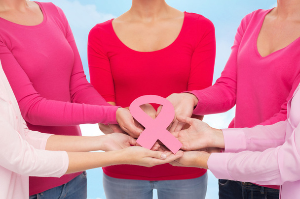 Nahaufnahme von Frauen mit Krebsinformationsbändern - Foto, Bild