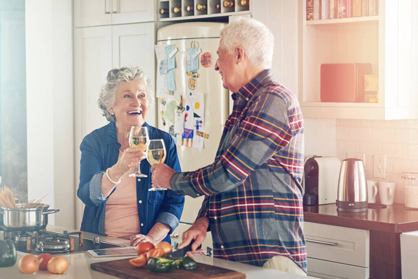 A tökéletes közös életünkre. Egy mosolygó idős párról, akik otthon főznek a konyhájukban.. - Fotó, kép
