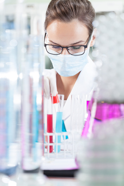 Female chemist making experiment - Foto, imagen