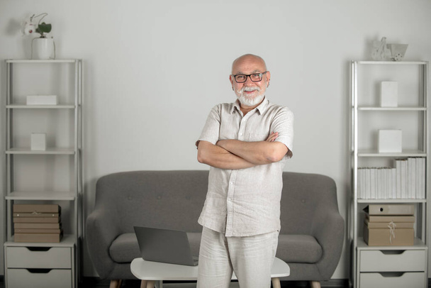 Senior businessman in the office, retirement concept. Business portrait of old man. Handsome CEO senior. - Foto, Bild