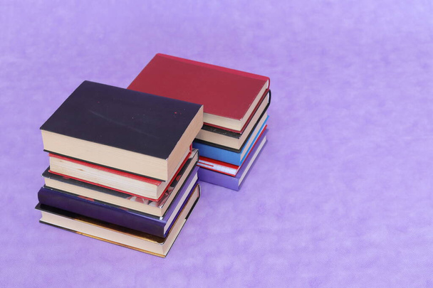  School books on purple background - Foto, afbeelding