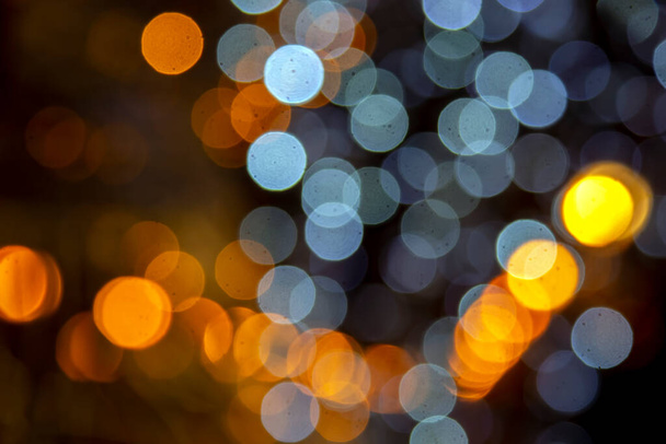 fondo abstracción borrosa de linternas de colores y decoraciones. textura bokeh de las luces de color de calle - Foto, imagen