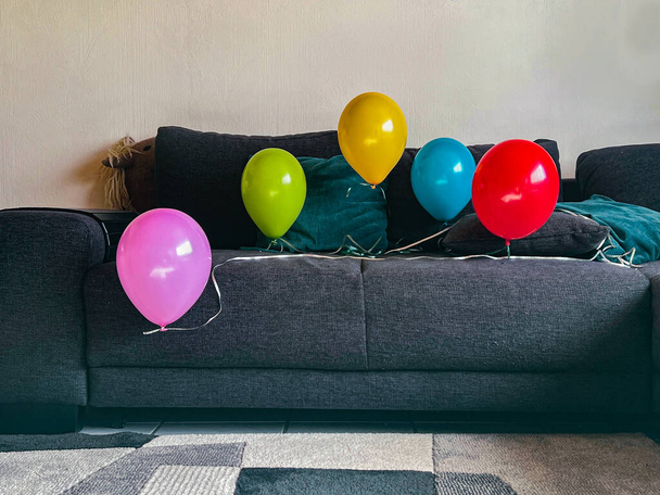 Fünf Luftballons auf der Couch - Foto, Bild