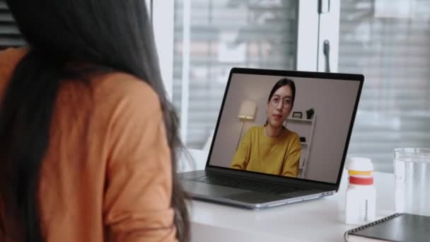 Mulher de negócios asiática conversando com a equipe de colegas em uma videoconferência em casa durante a pandemia do COVID-19. Auto-isolamento, distanciamento social, quarentena em casa. Inteligente trabalhar em casa. - Filmagem, Vídeo