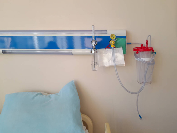 Medizinische Geräte hängen im Krankenhauszimmer an der Wand - Foto, Bild