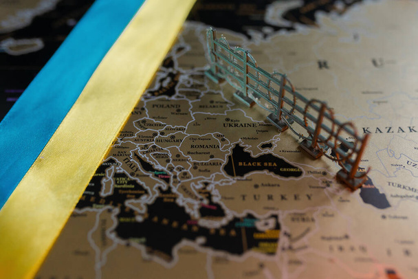 Political map of Europe. Barbed wire on the part of Russia and the Ukrainian flag. - Foto, Bild