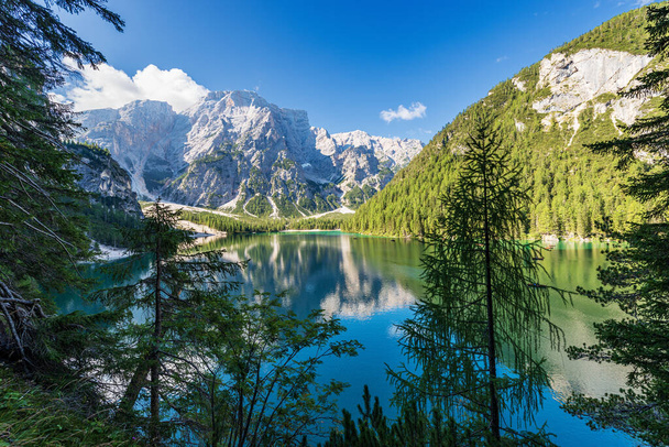 Λίμνη Braies (Lago di Braies ή Pragser Wildsee) και η κορυφή του βουνού Croda del Becco ή Seekofel, Δολομίτες, Νότιο Τιρόλο, Trentino Alto Adige, επαρχία Bolzano, Ιταλία, Ευρώπη. - Φωτογραφία, εικόνα