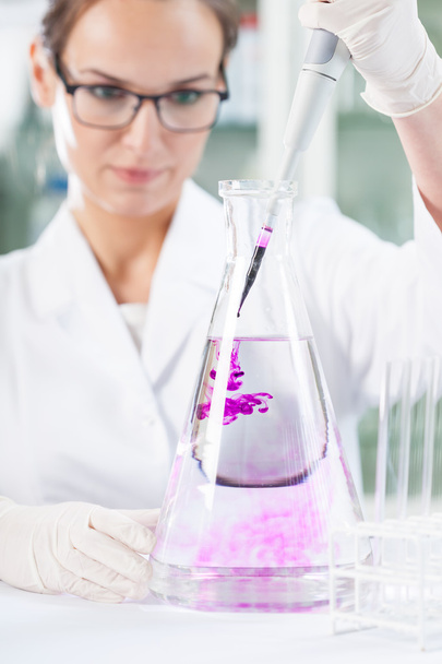 Chemist putting purple liquid - Foto, imagen