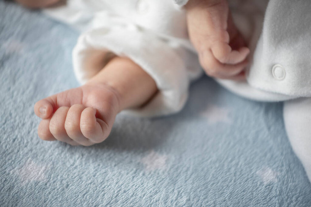 Новорожденный малыш на голубом одеяле - Фото, изображение