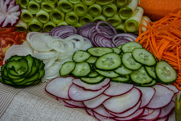 Variedad de tallado de verduras.Tallado de frutas y verduras. Decoración de alimentos. Flores vegetales - Foto, imagen