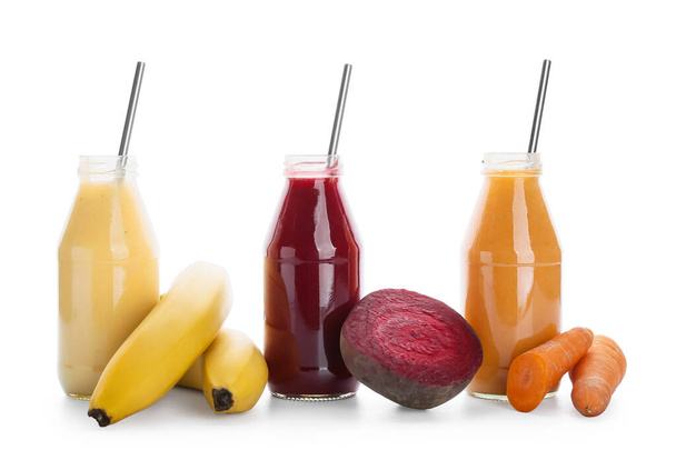 Botellas de batido saludable, verduras y frutas sobre fondo blanco - Foto, imagen