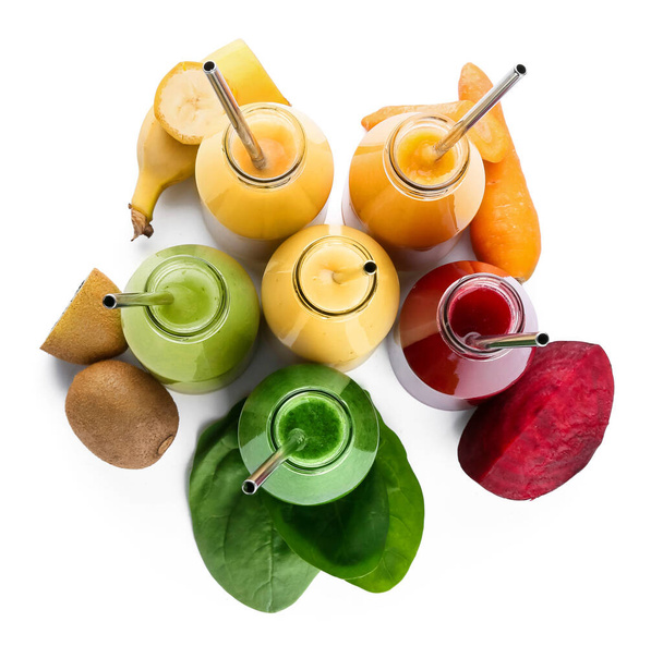 Бутылки здорового смузи, овощи и фрукты на белом фоне - Фото, изображение