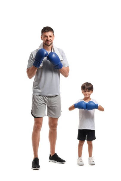 Mały chłopiec i jego trener boksu na białym tle - Zdjęcie, obraz