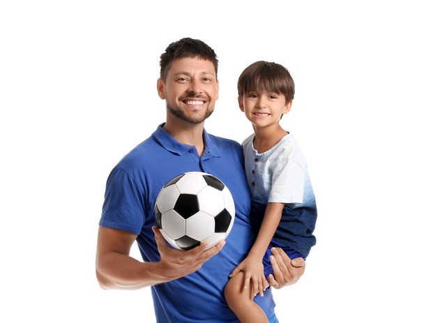 Мужской тренер с футбольным мячом и маленьким мальчиком на белом фоне - Фото, изображение
