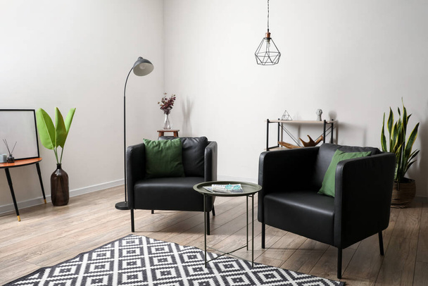Черные кресла со столом в интерьере современной гостиной - Фото, изображение