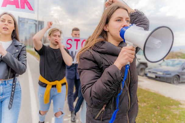 Группа молодых людей протестует и ходит - Фото, изображение