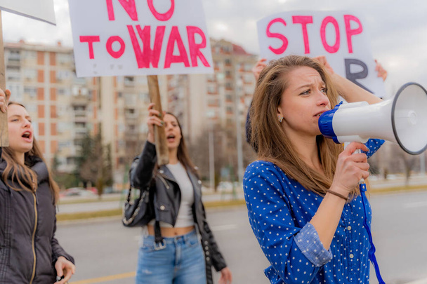 Красивая и грустная девушка произносит речь во время протеста - Фото, изображение