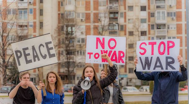 Gruppe schöner junger Leute protestiert gemeinsam gegen den Krieg - Foto, Bild