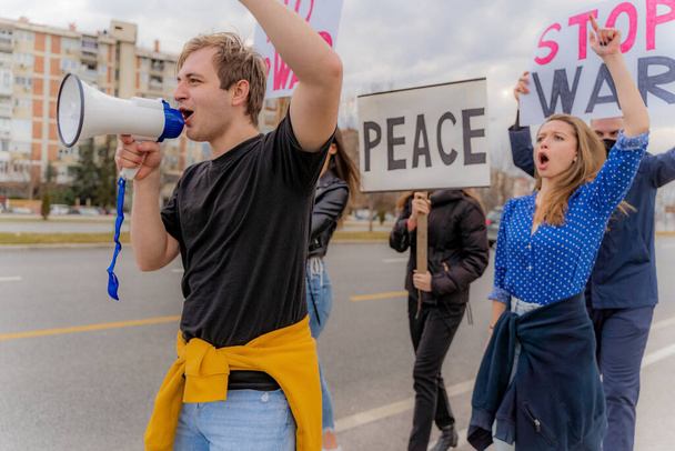 Група молодих людей протестує разом на вулиці
 - Фото, зображення