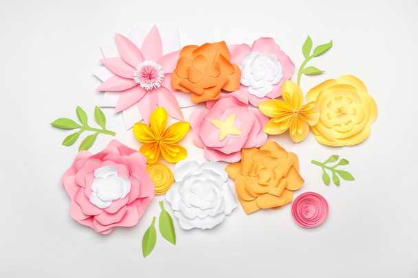 Hermosas flores de papel hechas a mano sobre fondo claro - Foto, Imagen