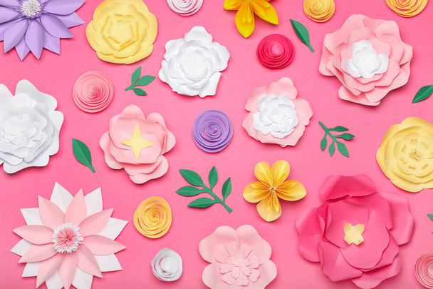 Lindas flores de papel artesanal no fundo rosa - Foto, Imagem