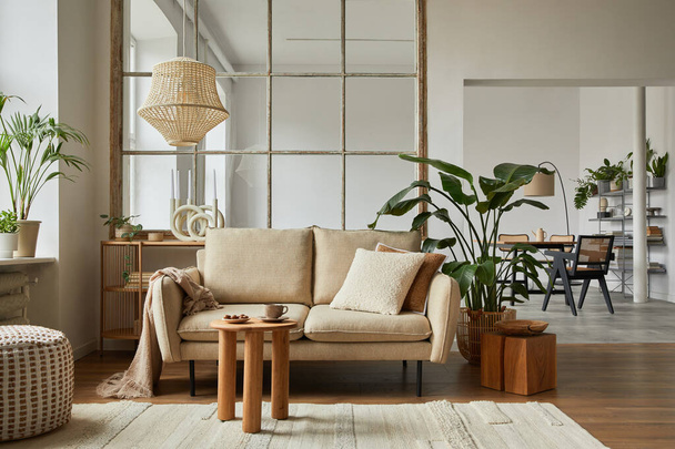 Μοντέρνα εσωτερική σύνθεση σαλονιού με μπεζ καναπέ, ξύλινο τραπεζάκι σαλονιού και μοντέρνα αξεσουάρ σπιτιού. Πρότυπο. Αντιγραφή χώρου. Τραπεζαρία στο παρασκήνιο. - Φωτογραφία, εικόνα