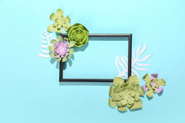 Fotorámeček s krásnými ručně vyrobených papírových květin na modrém pozadí - Fotografie, Obrázek