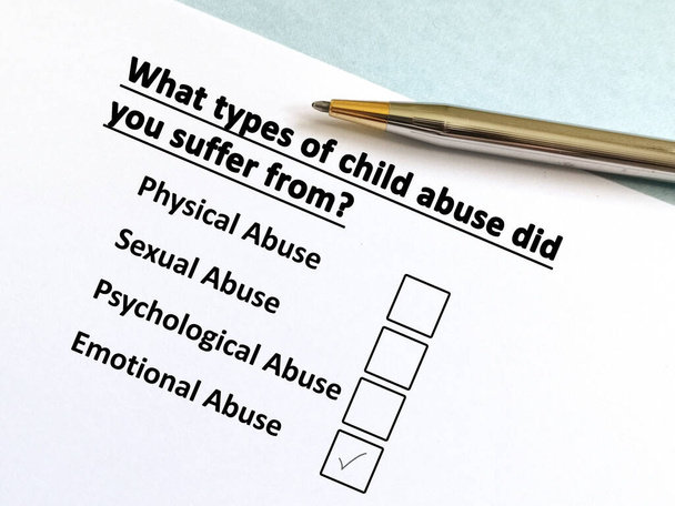 Eén persoon beantwoordt de vraag over kindermishandeling. De persoon lijdt aan emotioneel misbruik. - Foto, afbeelding