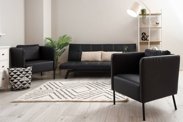 Belső tér a modern nappali fekete fotelekkel és kanapéval - Fotó, kép