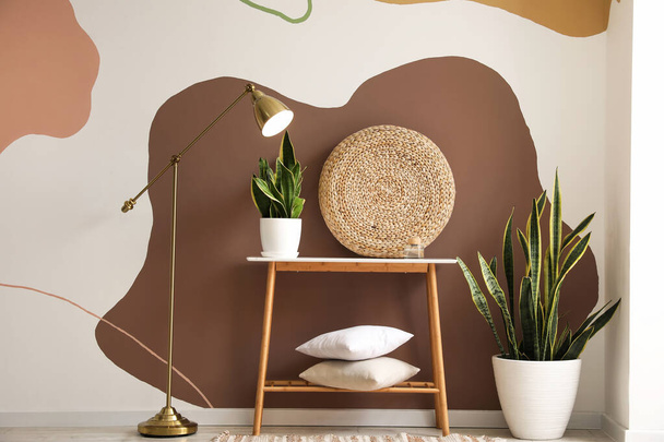 黄金の標準ランプ、テーブルと観葉植物とスタイリッシュな部屋のインテリア - 写真・画像