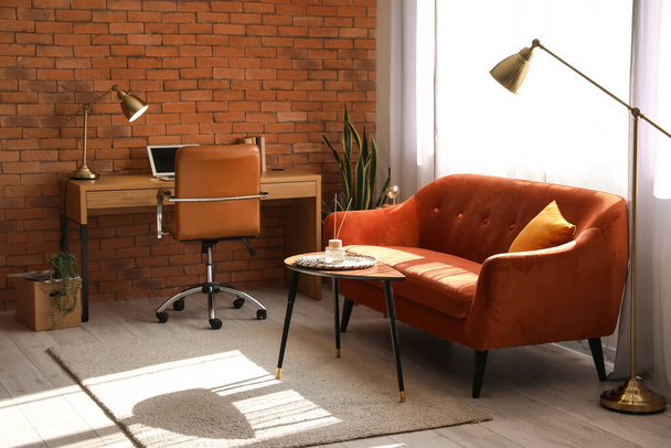 Belső tér elegáns nappali piros kanapéval, munkahely és arany lámpák - Fotó, kép