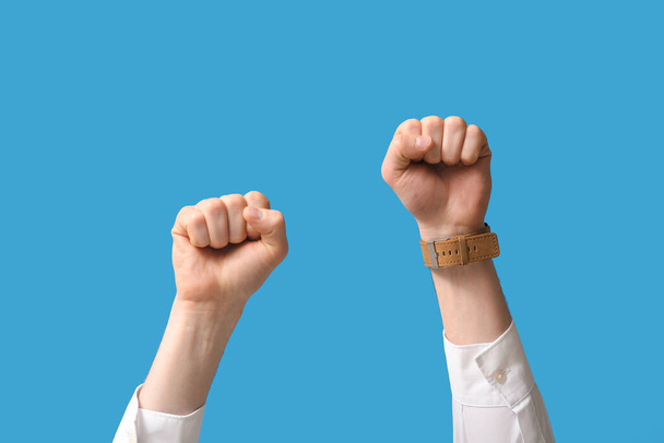 Businessman with clenched fists on blue background - Photo, Image