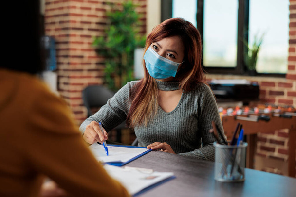Επιχειρηματίες που φορούν ιατρική μάσκα προσώπου για την πρόληψη της λοίμωξης με covid19 - Φωτογραφία, εικόνα
