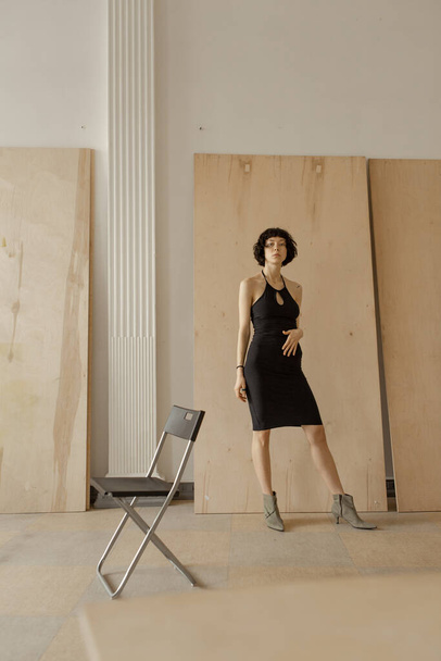 Stylová a roztomilá dívka v módním oblečení v minimalistickém interiéru - Fotografie, Obrázek