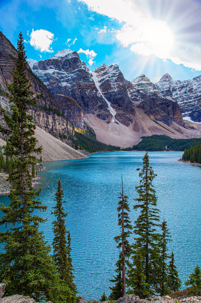 Canadian Rockies. Magnificent mountain lake Moraine. Travel to northern Canada. The glacial lake is fed by glacier melt water and is located in the Valley of the Ten Peaks.  - Foto, Bild