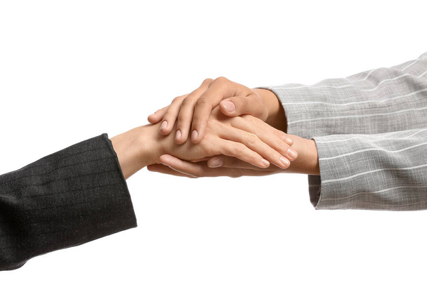 Επιχειρηματίες που κρατιούνται χέρι-χέρι σε λευκό φόντο - Φωτογραφία, εικόνα