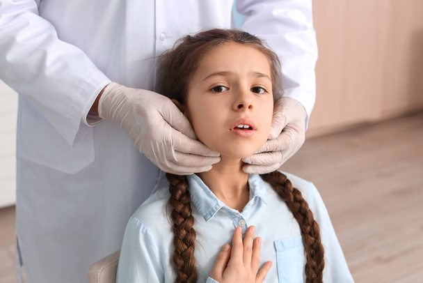 Doktor vyšetřuje krk malé holčičky na klinice - Fotografie, Obrázek