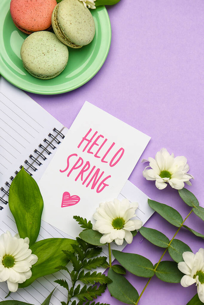 Composition avec de belles fleurs, biscuits et carte sur fond lilas. Bonjour printemps - Photo, image
