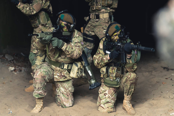 Vrouwelijke vertegenwoordiging in defensie militairen poseren voor media - Foto, afbeelding