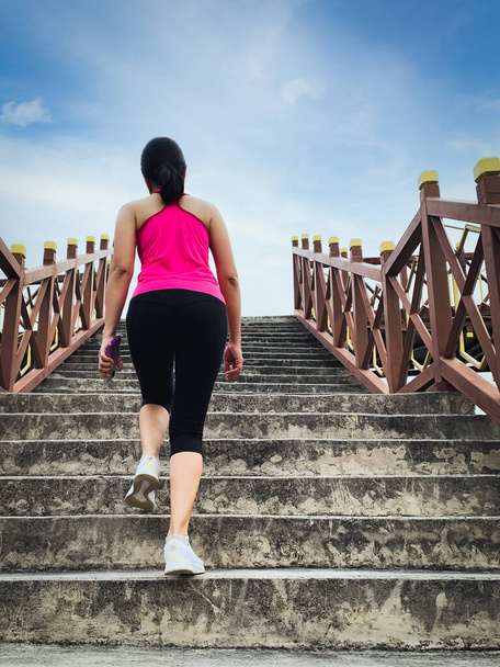 Kobieta ćwiczenia chodzenie po schodach, zdrowy styl życia koncepcja. - Zdjęcie, obraz