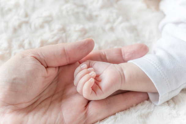 Close up mãe mãos segurando bebê recém-nascido, cópia espaço fundo banner feliz família mães dia conceito  - Foto, Imagem