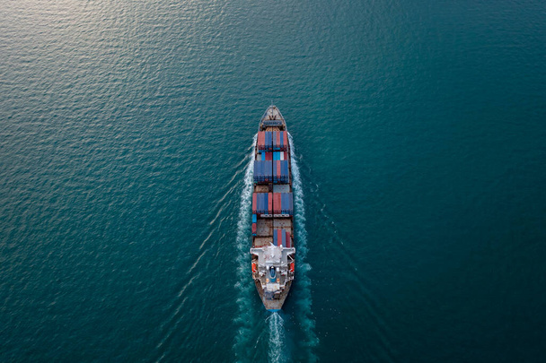 contenedores barco corgo transporte logístico flotando en el mar vista aérea   - Foto, Imagen
